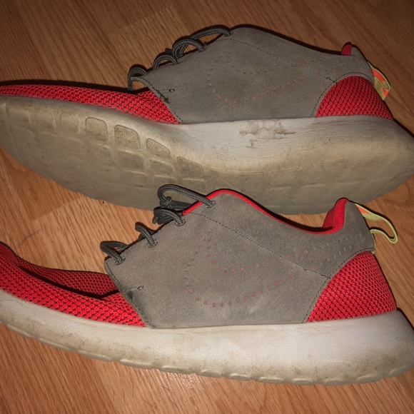 Used Nike roshe size 10.5 - Picture 3 of 6